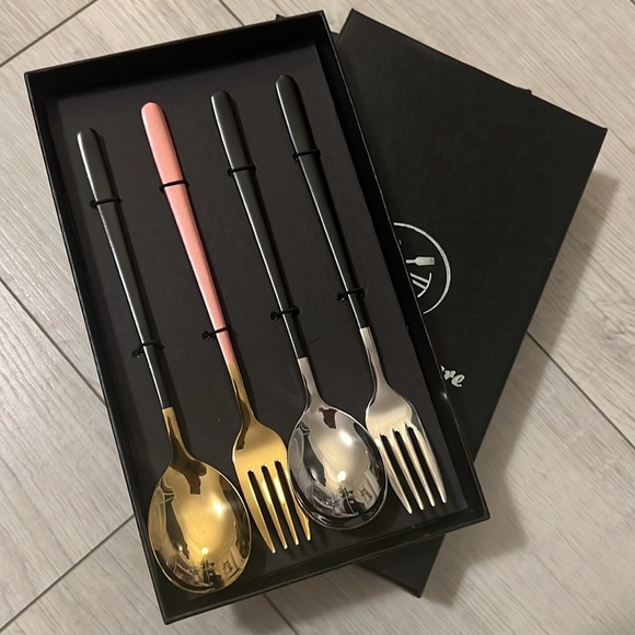 Dining Utensil Set - Picture 2 of 3